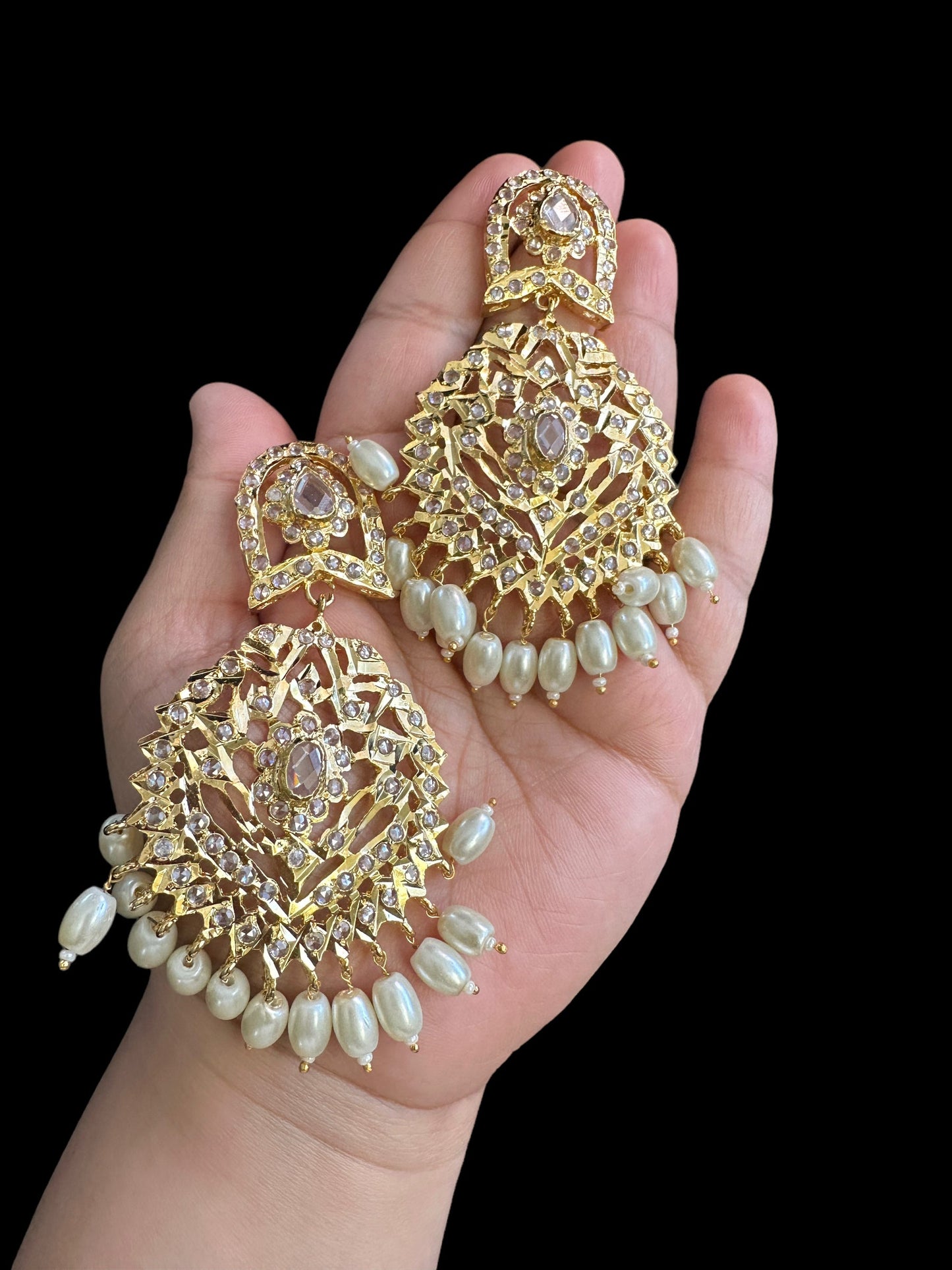 DER611 Jiera earrings in pearls ( READY TO SHIP )