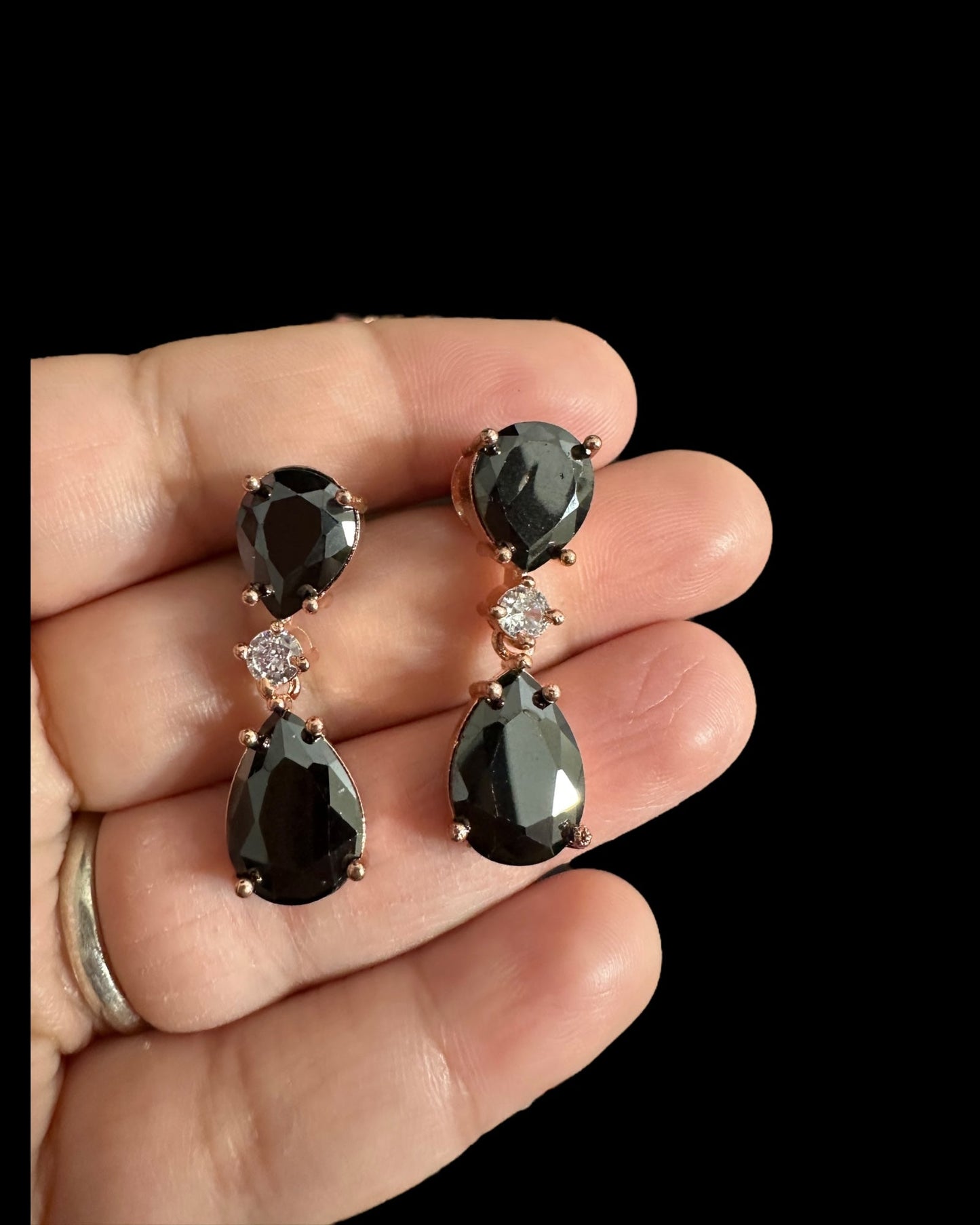 DER789 Cz tear drop earrings ( READY TO SHIP )