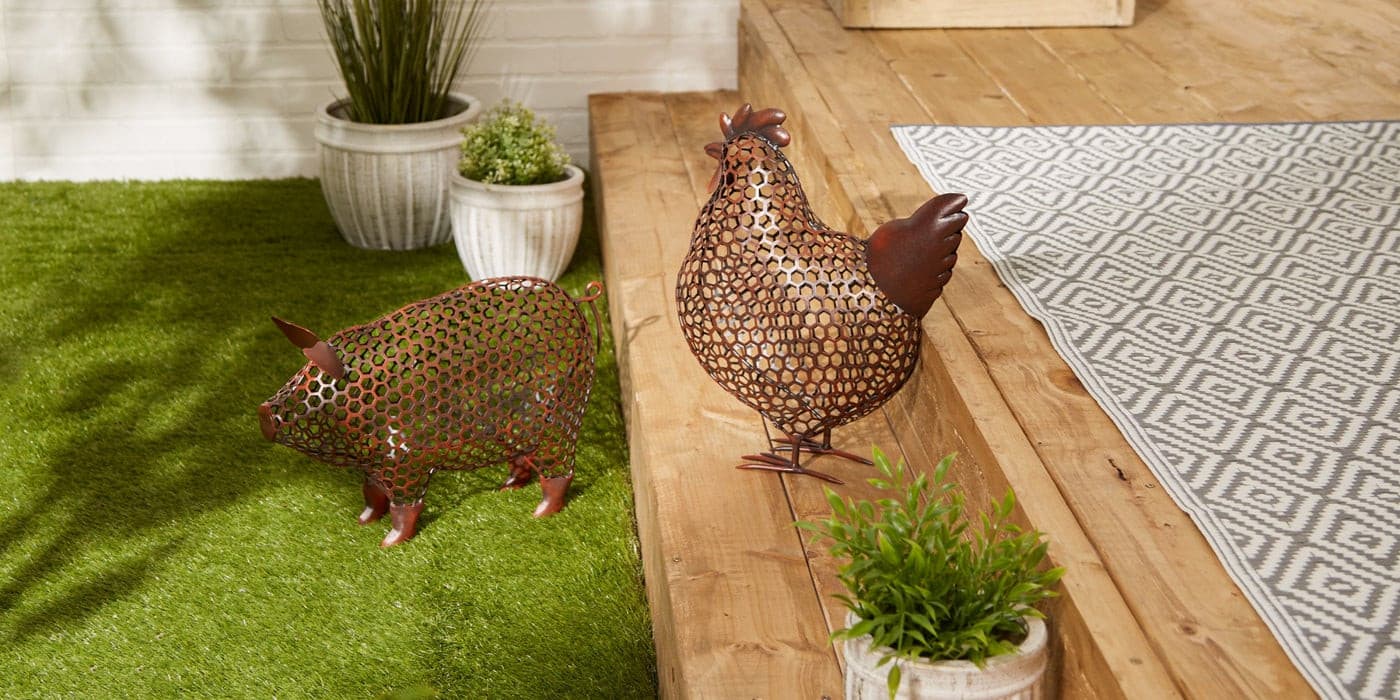 CHICKEN WIRE PIG SCULPTURE