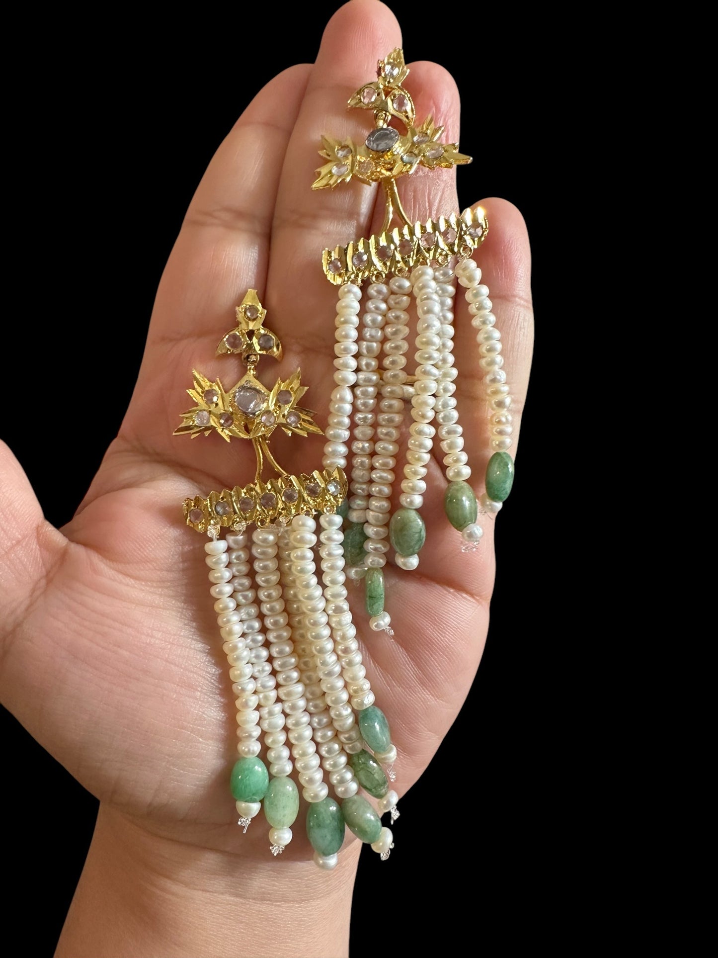 DER719 Grape earrings in fresh water pearls and emerald beads ( SHIPS INN2 WEEKS )