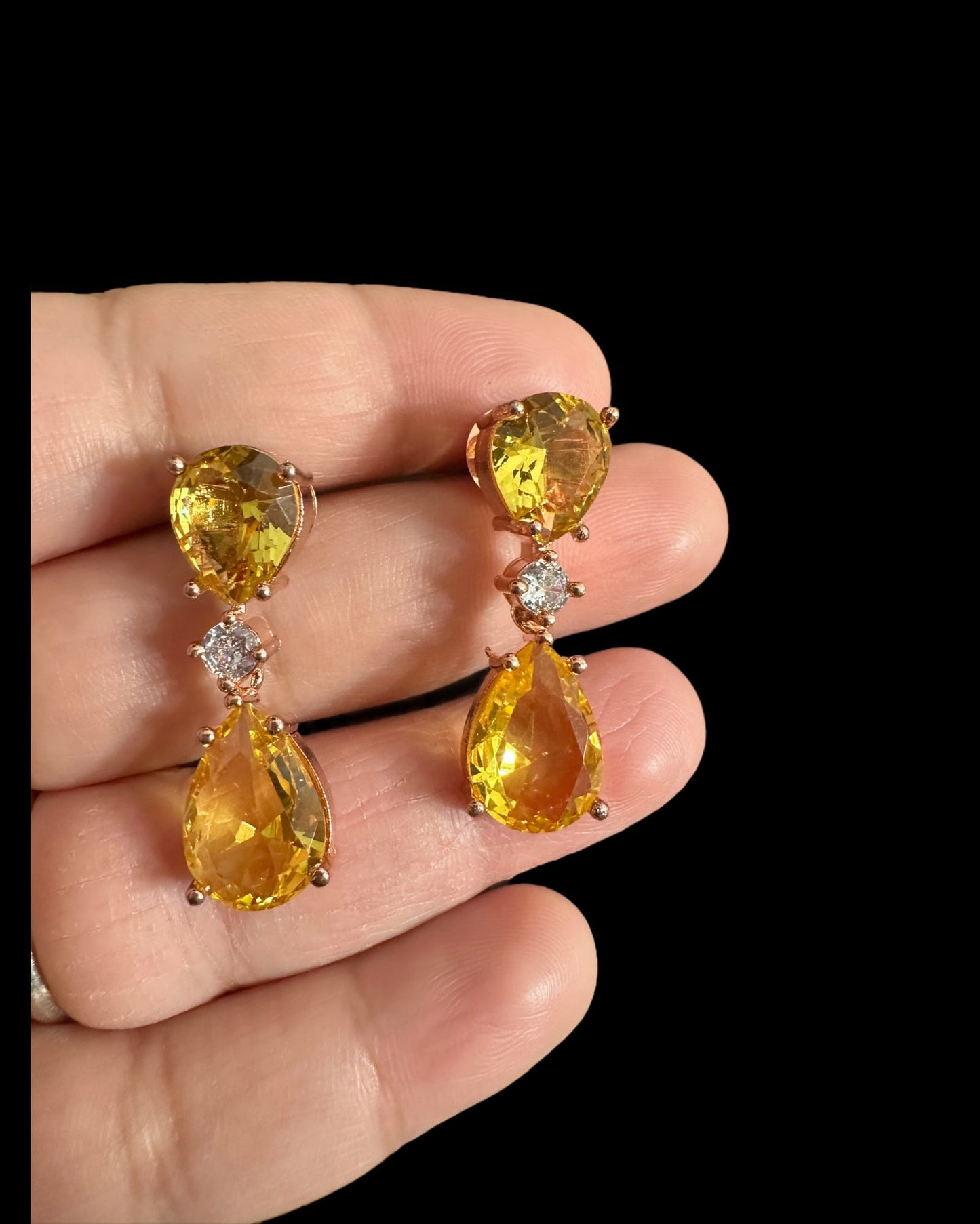 DER789 Cz tear drop earrings ( READY TO SHIP )