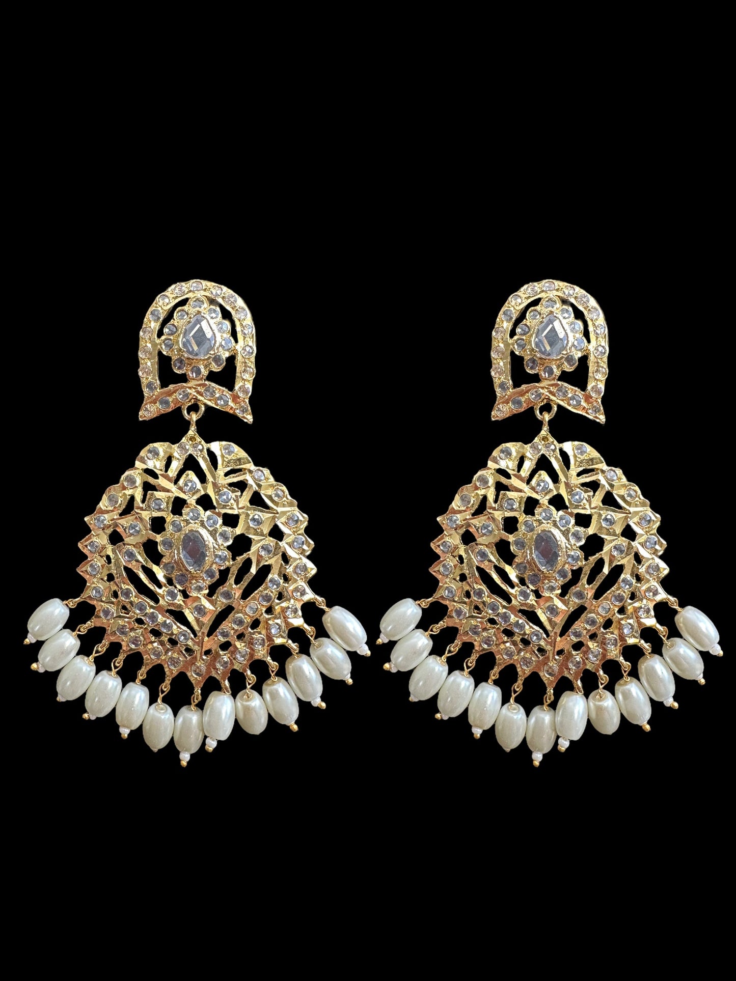 DER611 Jiera earrings in pearls ( READY TO SHIP )