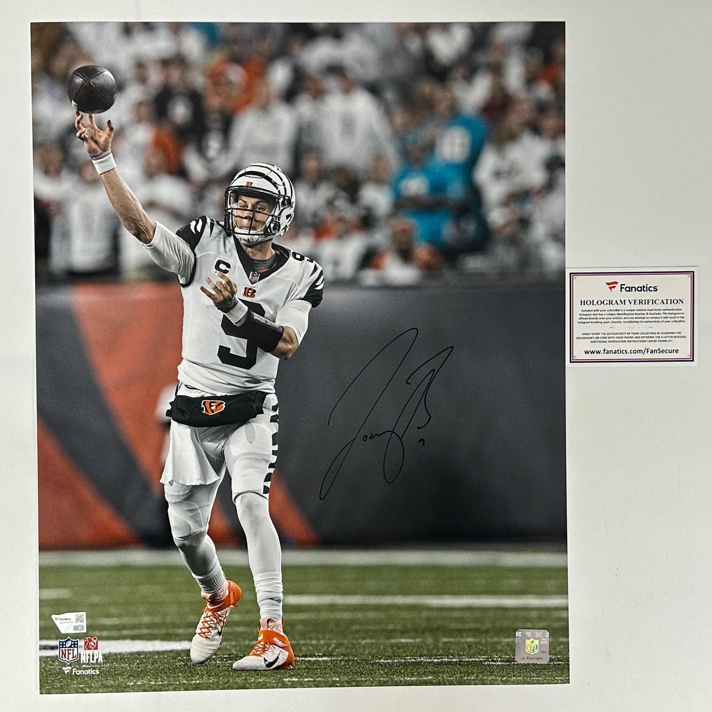 Autographed/Signed Joe Burrow Cincinnati Bengals 16x20 Football Photo Fanatics COA #2