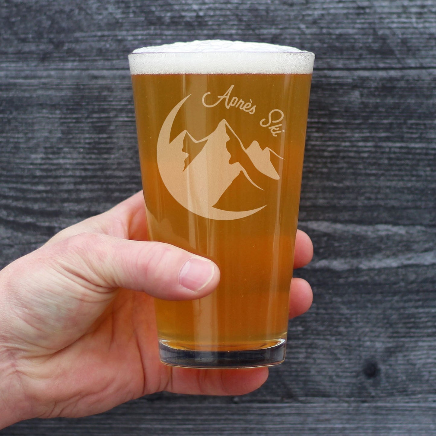 Apres Ski - Pint Glass for Beer - Unique Skiing Themed Decor and Gifts for Mountain Lovers - 16 oz Glasses