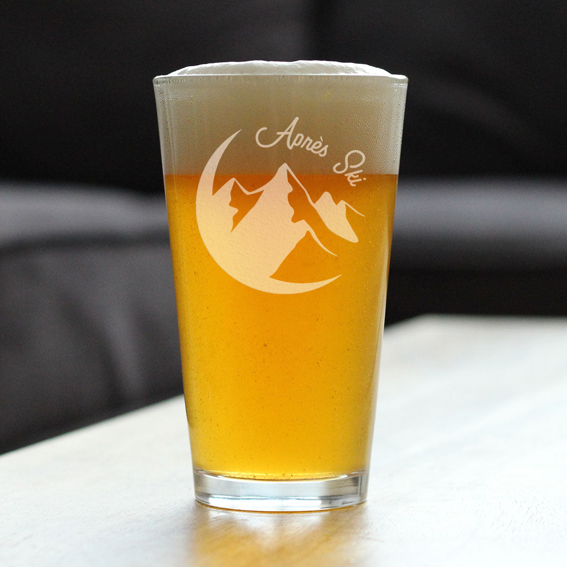Apres Ski - Pint Glass for Beer - Unique Skiing Themed Decor and Gifts for Mountain Lovers - 16 oz Glasses