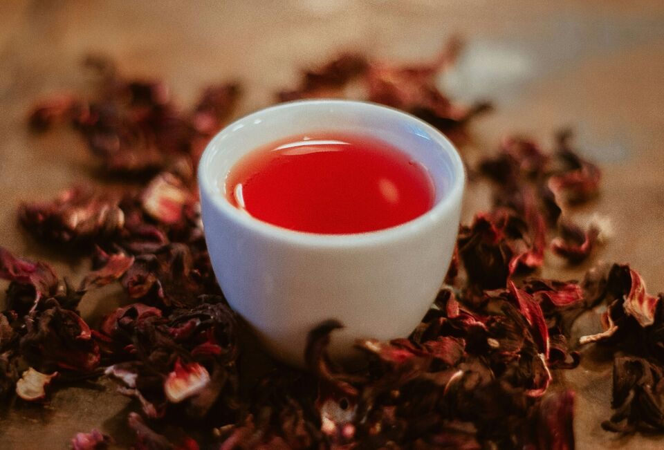 Akshit 2.6 oz. Dried Hibiscus Flowers (Flor de Jamaica) Tea | Loose Leaf Tea | Caffeine-Free | Vegan Friendly | Fleurs d'hibiscus – Antioxidant Herbal Tea