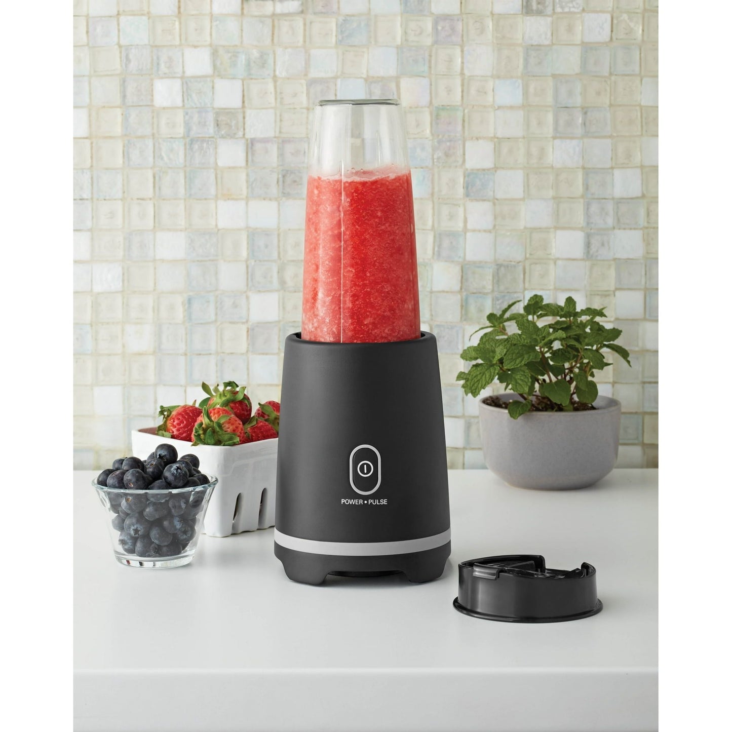 Portable Black Single-Serve Blender with 16 oz Capacity and Travel Lid for On-the-Go Drinks