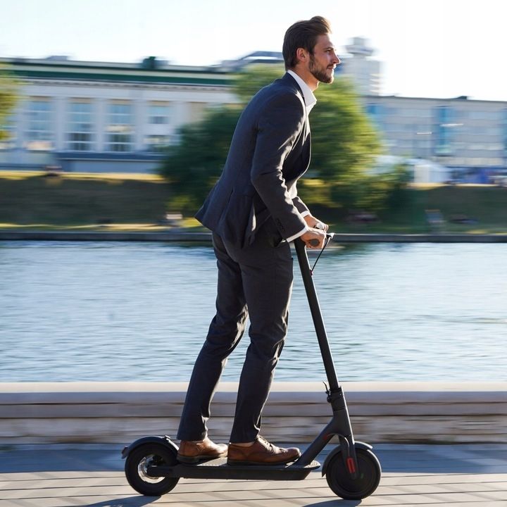 Adult Electric Scooter Folding hoverboard Tires 8.5-inch Speed 35KM/H 350W 36V10.4AH J-03 motorized scooter