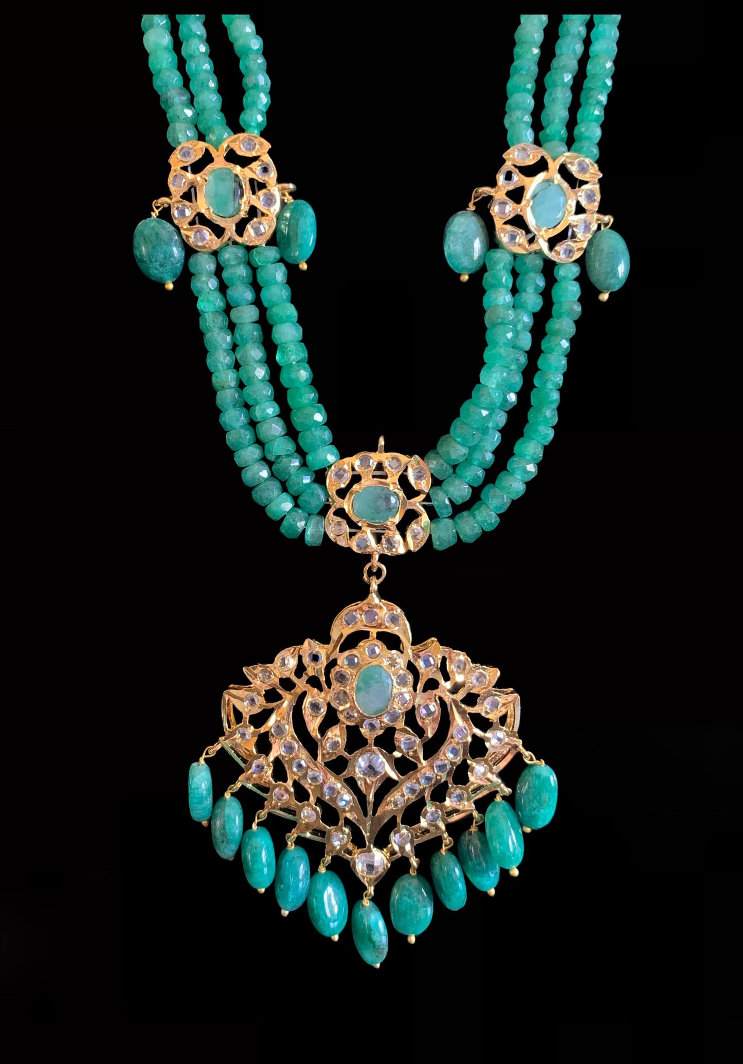 LN60 EKTA real emerald Haar with earrings ( SHIPS IN 4 WEEKS )