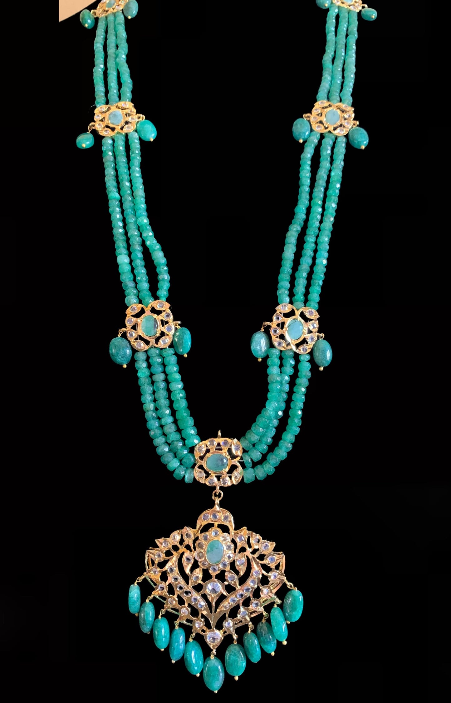 LN60 EKTA real emerald Haar with earrings ( SHIPS IN 4 WEEKS )