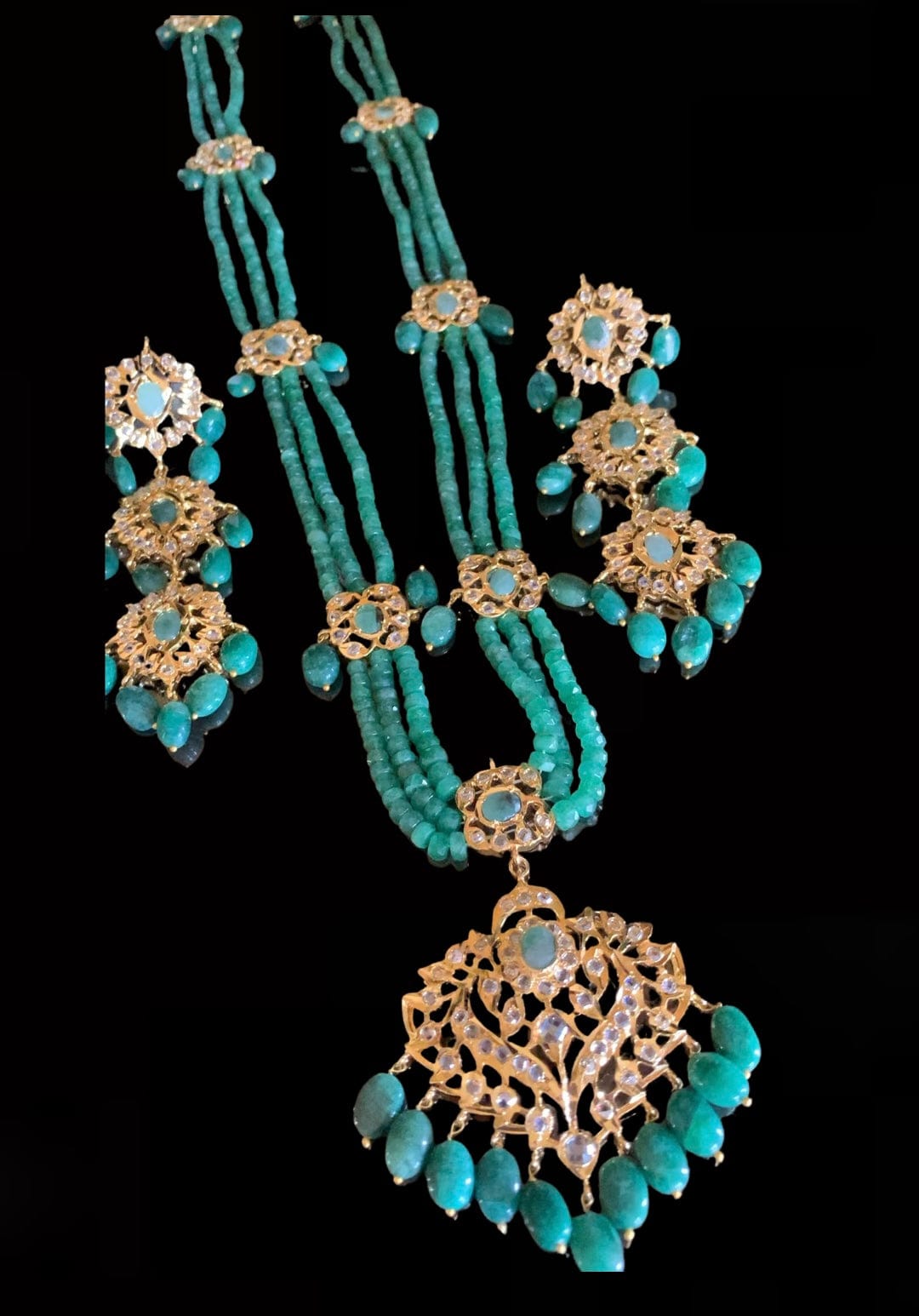 LN60 EKTA real emerald Haar with earrings ( SHIPS IN 4 WEEKS )