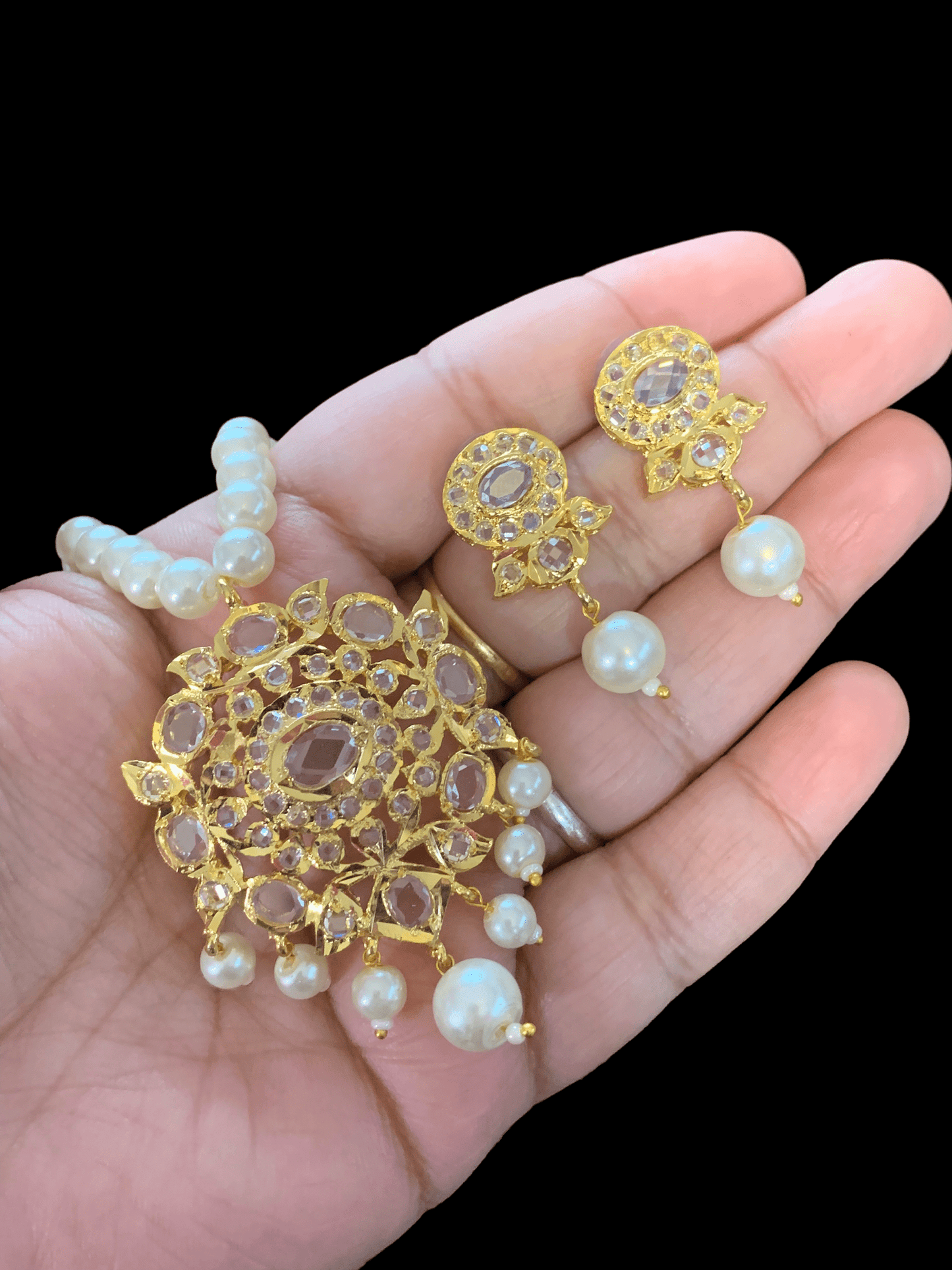 PS111 Ammara pendant set in pearls (SHIPS IN 4 WEEKS )
