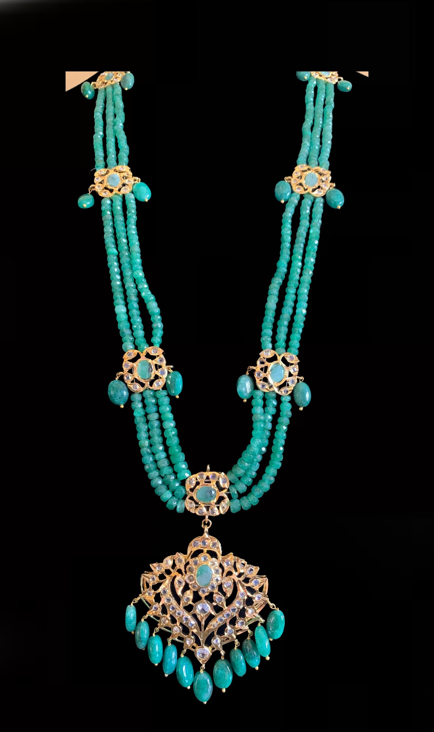 LN60 EKTA real emerald Haar with earrings ( SHIPS IN 4 WEEKS )