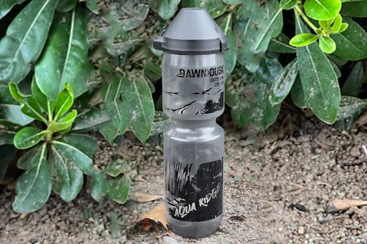 DAWN TO DUSK Aqua Ridge 825 mL (28 oz) with Dirt Mask Cover Cycling Water Bottle– large size for long rides – Securely fits most bikes.