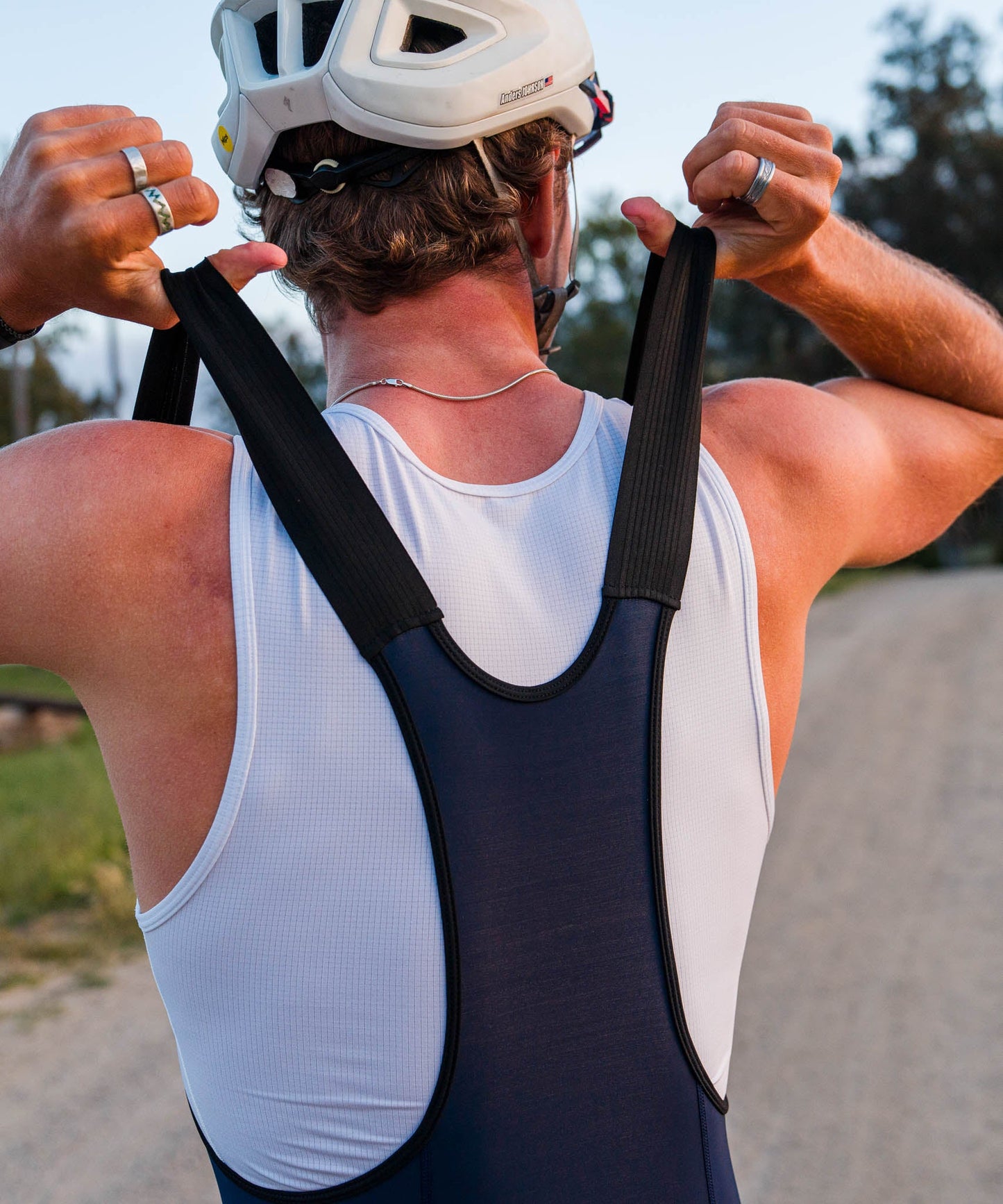 M. ESCAPE BIB - BLACK