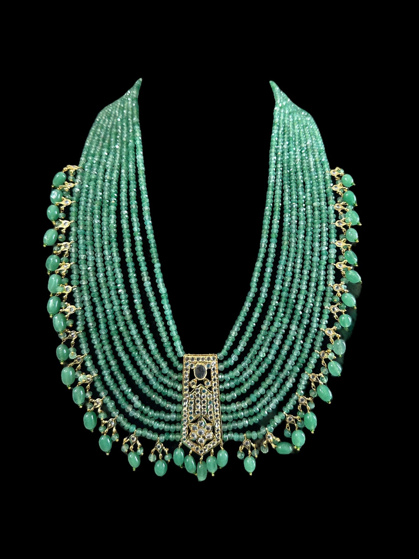 DLN66 Indu long green beads haar (SHIPS IN 3 WEEKS)