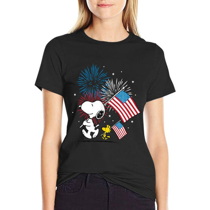 Peanuts - Snoopy & Woodstock Americans & Fireworks  Moisture-wicking T-Shirt