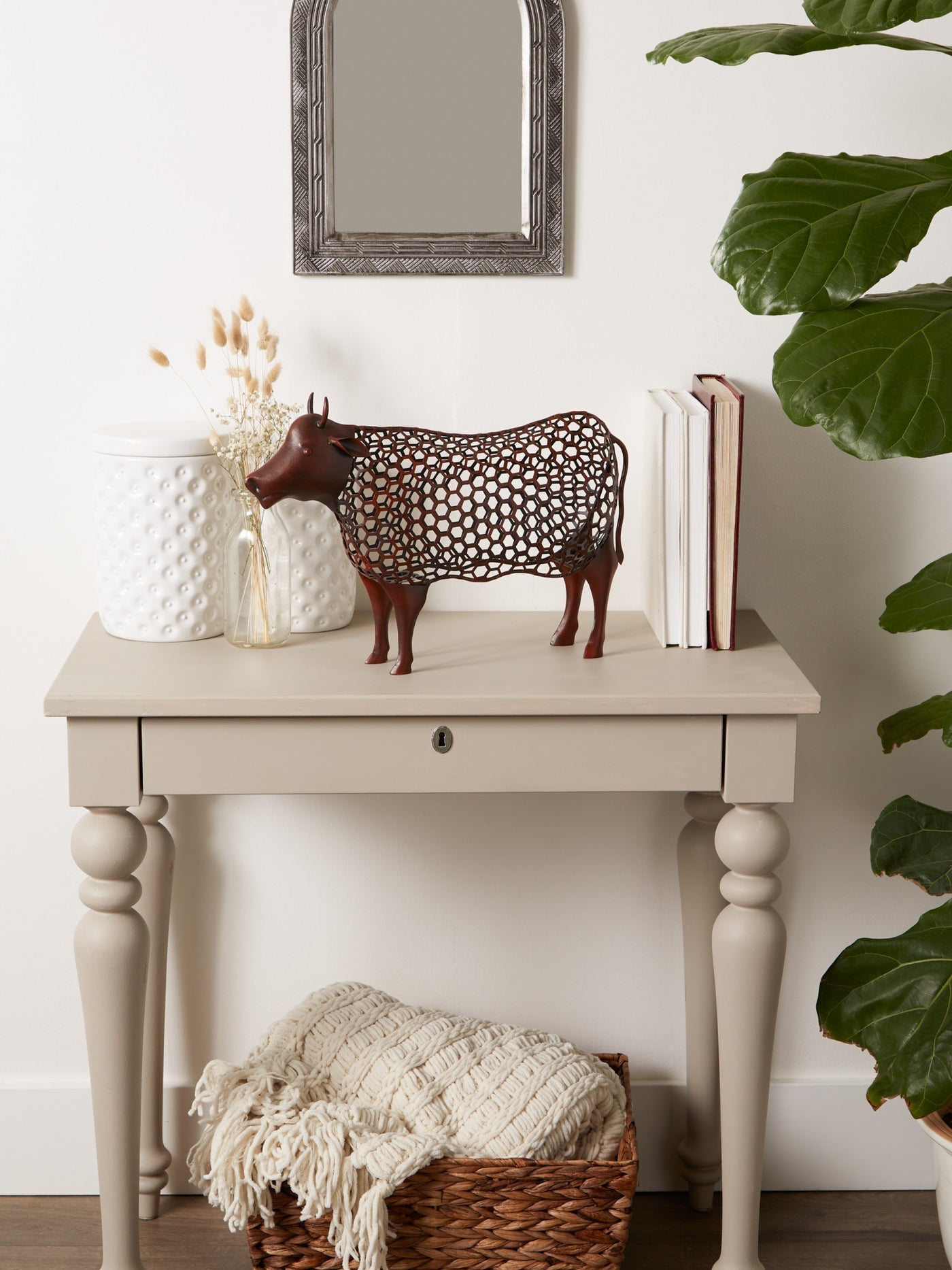 CHICKEN WIRE COW SCULPTURE