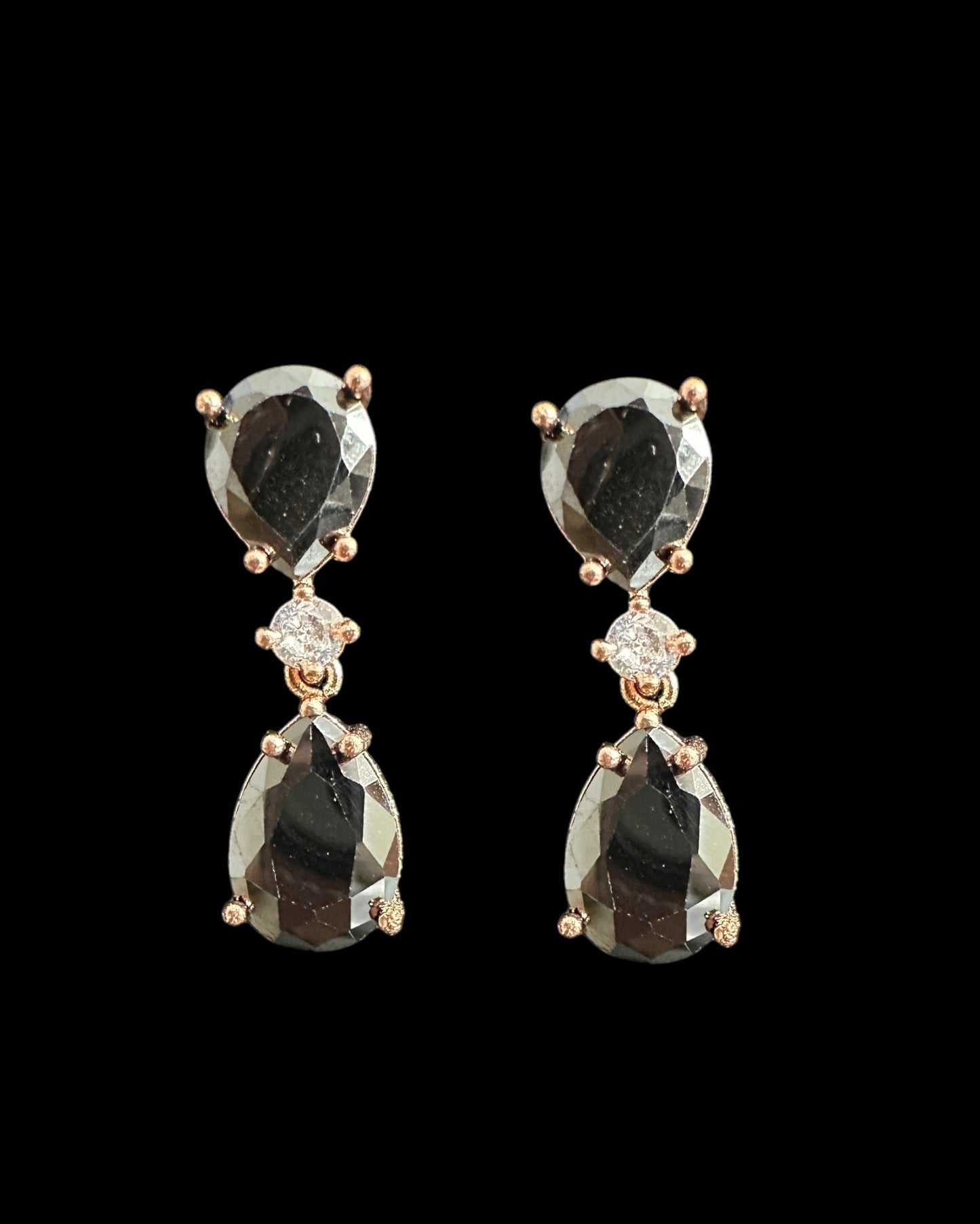 DER789 Cz tear drop earrings ( READY TO SHIP )