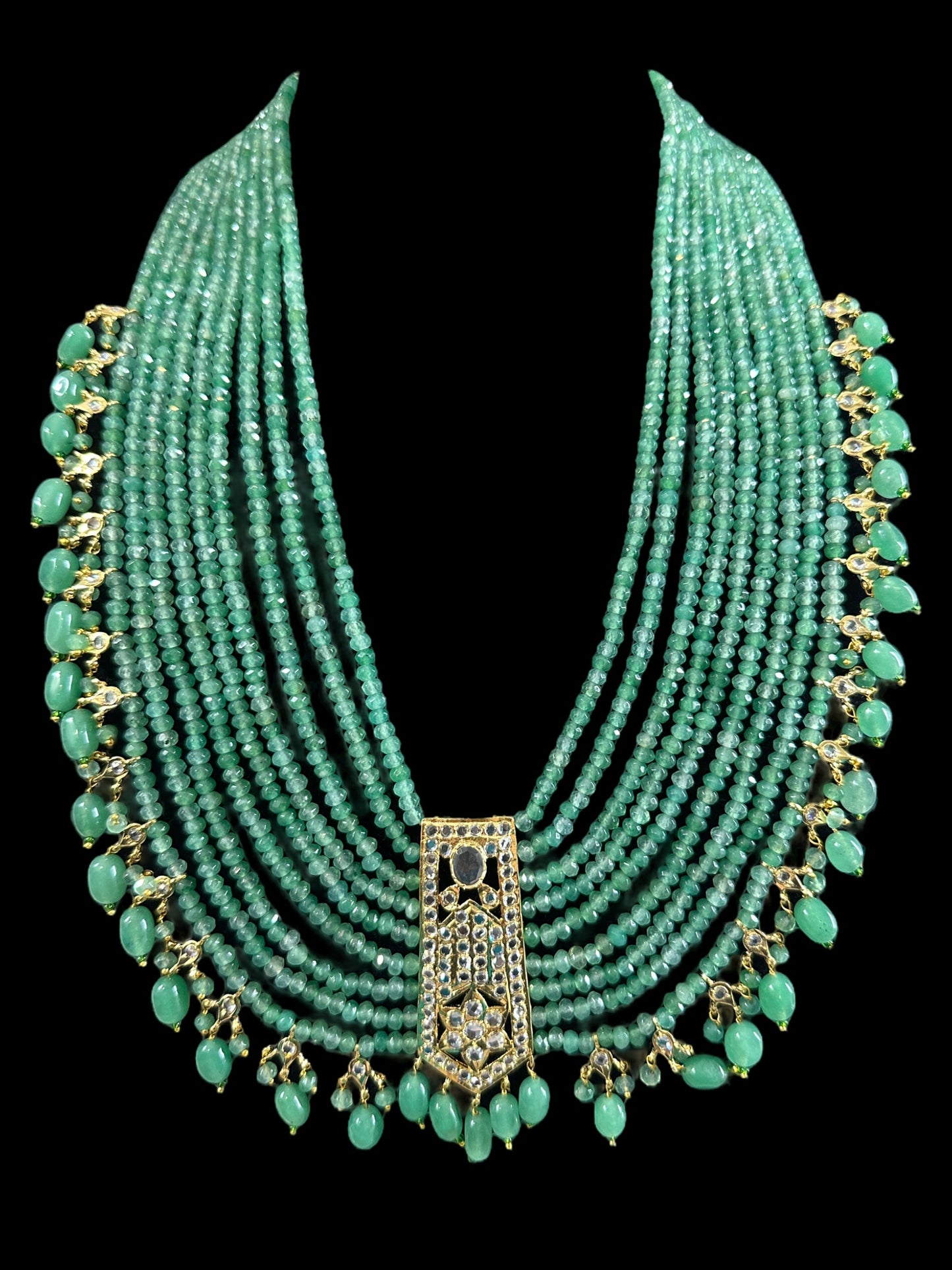 DLN66 Indu long green beads haar (SHIPS IN 3 WEEKS)