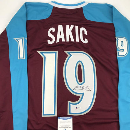 Autographed/Signed Joe Sakic Colorado Maroon Hockey Jersey Beckett BAS COA