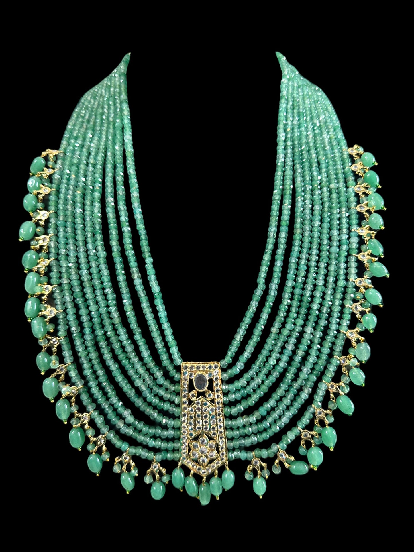 DLN66 Indu long green beads haar (SHIPS IN 3 WEEKS)