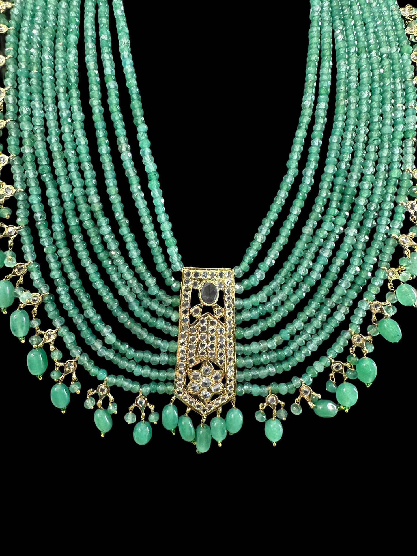 DLN66 Indu long green beads haar (SHIPS IN 3 WEEKS)