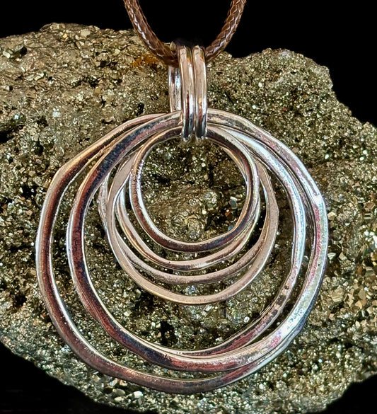 🔘 7-Layered Asymmetrical Circle Pendant Necklace – Bold. Minimal. Fabulous.