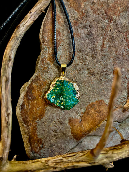 Asymmetrical Natural Crystal Agate Geode Pendant Necklace – Raw Beauty, Vibrant Energy