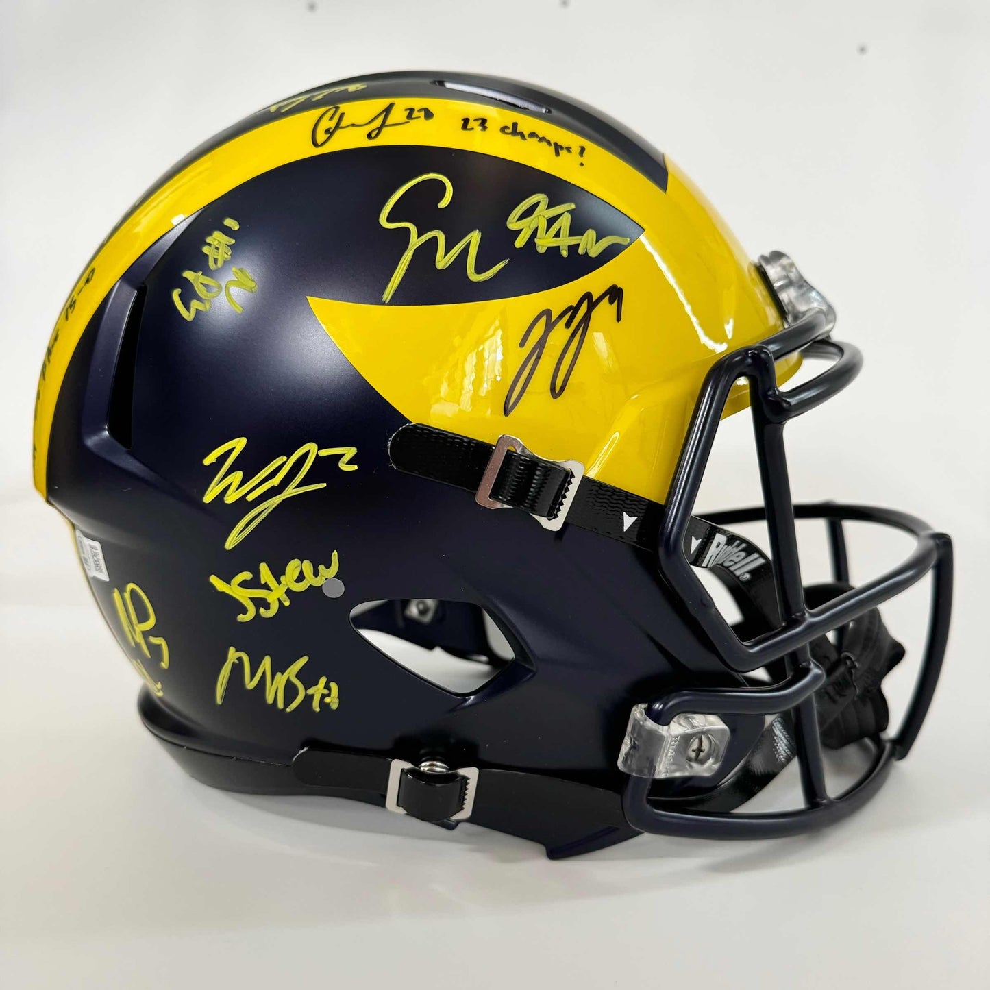 Autographed/Signed 2023 Michigan Wolverines Full-Size Speed Helmet Team-Signed by (16) with J.J. McCarthy, Blake Corum, Roman Wilson, Colston Loveland Beckett BAS COA