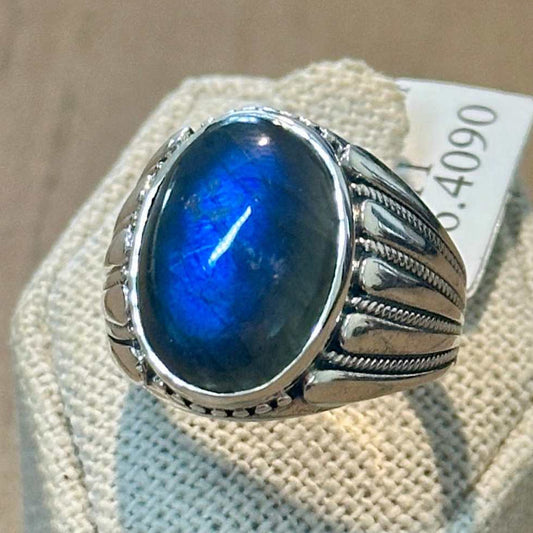 Labradorite Radiant-Flash Ridged Oval Ring – Sterling Silver – Size 11