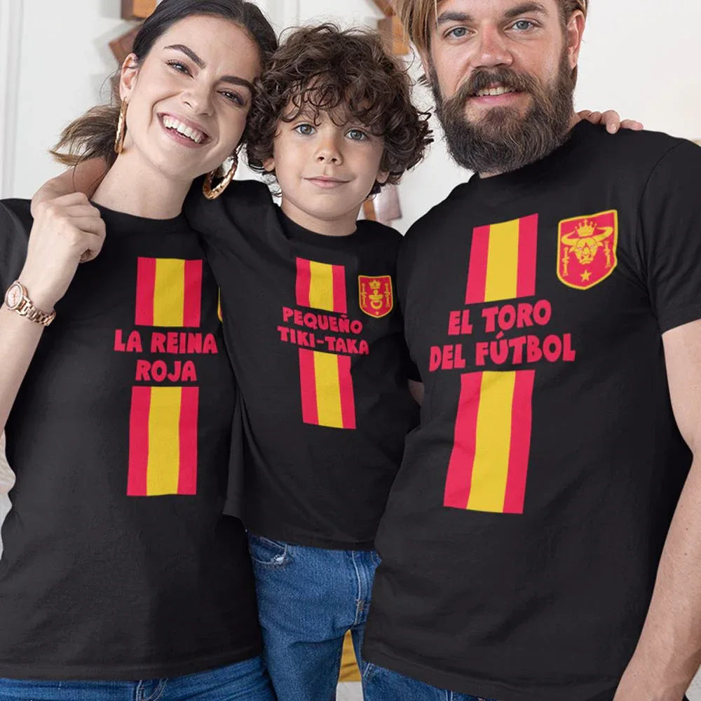 El Turo Del Futbol, La Reina Roja, Pequeño Tiki-Taka Dad Mom and Kid Matching Organic Cotton T-Shirts Family Set (Set of 3)