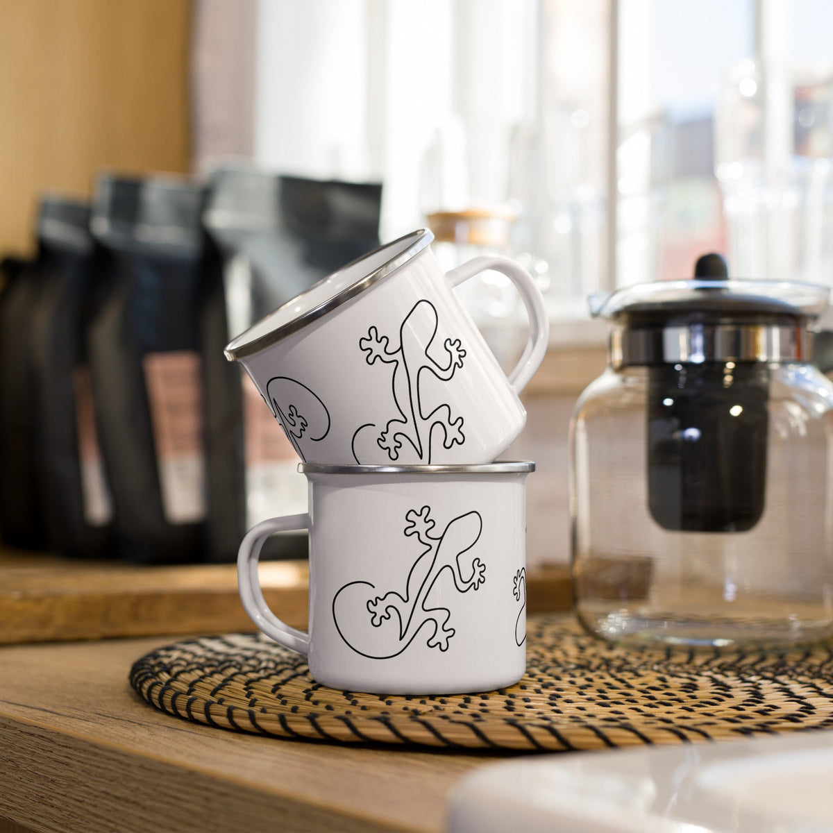 Minimalist Climbing Gecko Enamel Camper Mug