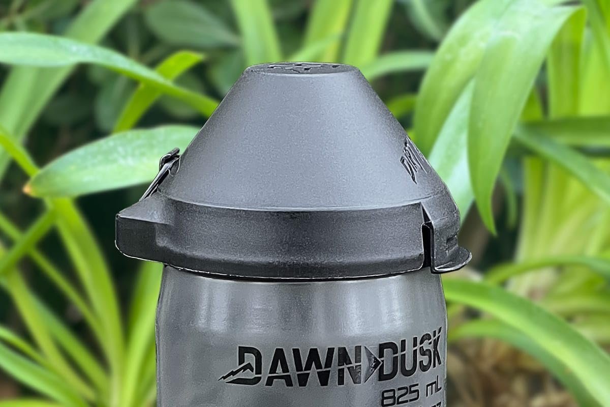 DAWN TO DUSK Aqua Ridge 825 mL (28 oz) with Dirt Mask Cover Cycling Water Bottle– large size for long rides – Securely fits most bikes.