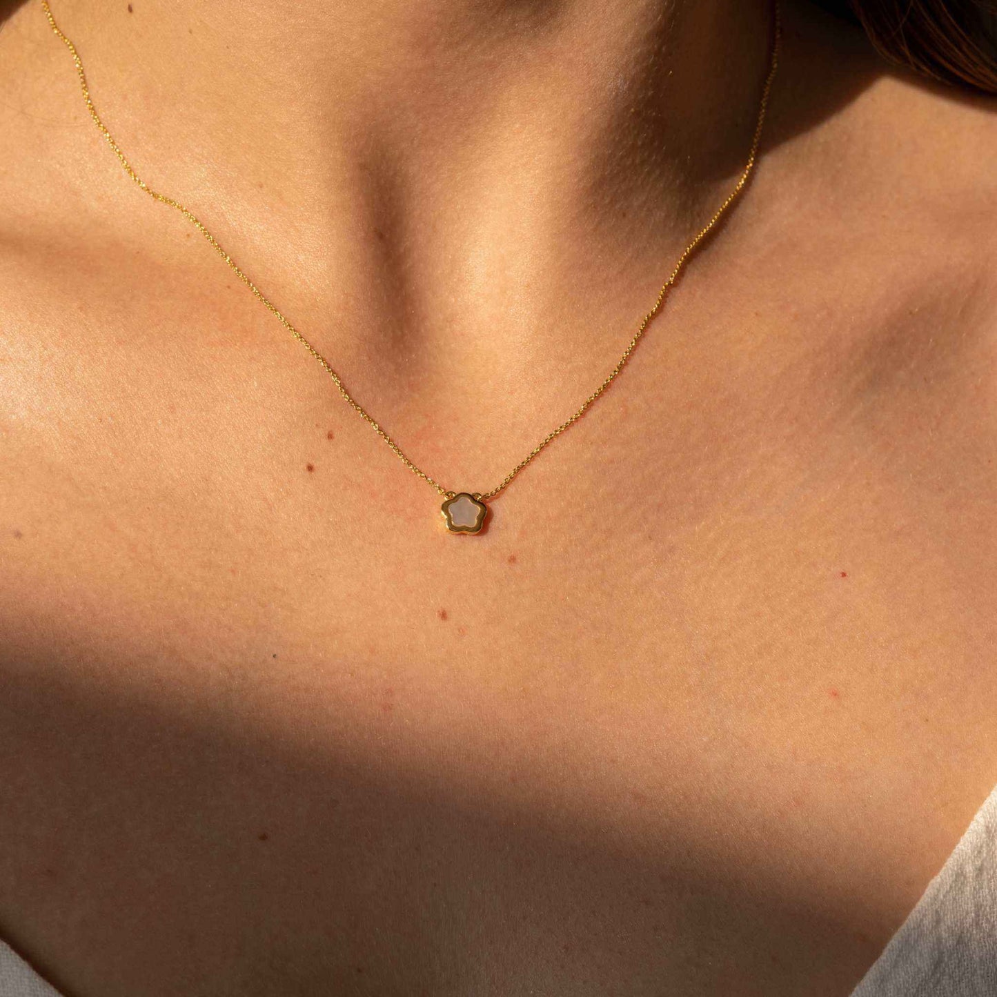 Nacre Flower Necklace