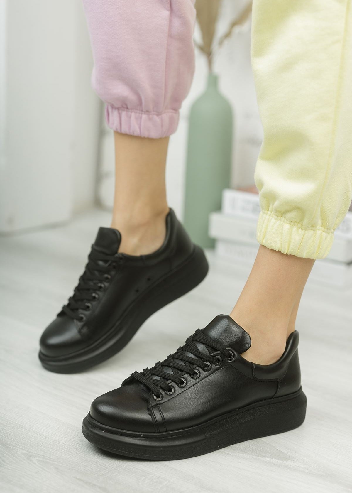 Women's Pluto Onyx Black